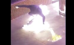 放火犯が失敗、自身が火だるまになって逃げ出す【監視カメラ映像】