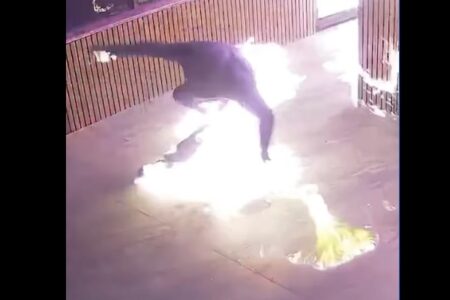 放火犯が失敗、自身が火だるまになって逃げ出す【監視カメラ映像】