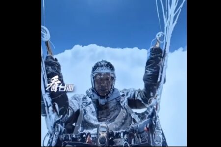 パラグライダーの男性が雲に吸い込まれ下降不能に、死に向かってじわじわ凍りつく様子が恐ろしい