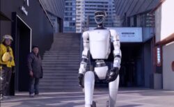Amazonが人型ロボットでの配達を計画、車から家の玄関まで荷物を運ぶ