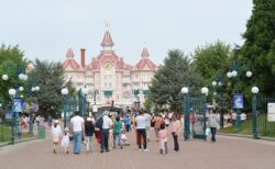 仏ディズニーランドを借り切って9才児が結婚式ごっこ、児童婚を疑った警察が関係者を逮捕