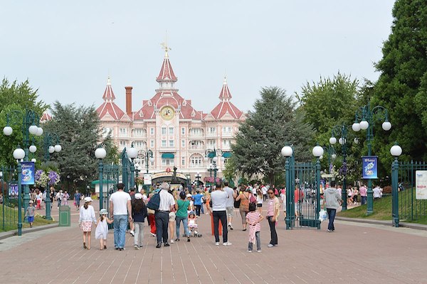 仏ディズニーランドを借り切って9才児が結婚式ごっこ、児童婚を疑った警察が関係者を逮捕