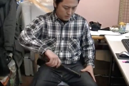 スタンガンを自分に試した日本人の動画、海外で話題に