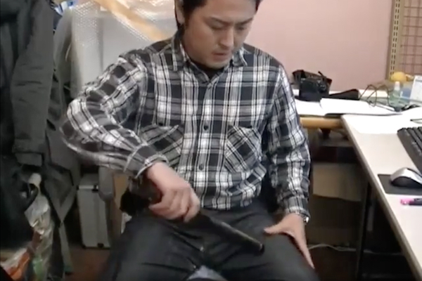 スタンガンを自分に試した日本人の動画、海外で話題に