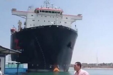 スエズ運河で船が制御不能、港の岸壁に激突【動画】