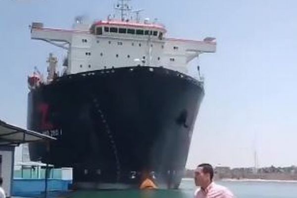 スエズ運河で船が制御不能、港の岸壁に激突【動画】