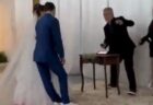 ゾウが溺れかけたガゼルを救出、心温まる動画が話題に