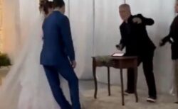 結婚式の最中、突然花婿が気を失い、後ろに倒れる【動画】