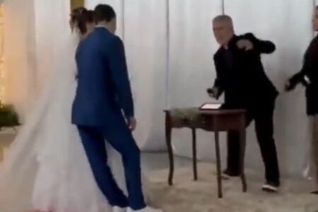 結婚式の最中、突然花婿が気を失い、後ろに倒れる【動画】
