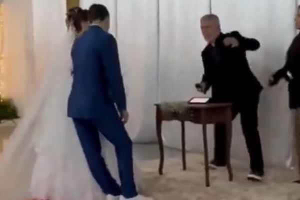 結婚式の最中、突然花婿が気を失い、後ろに倒れる【動画】