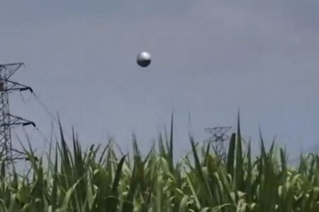 コロンビアの上空で、不思議な球体が飛ぶ姿を撮影【動画】