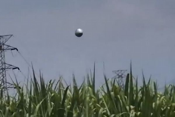 コロンビアの上空で、不思議な球体が飛ぶ姿を撮影【動画】