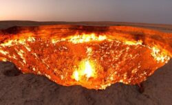 トルクメニスタンの「地獄の門」と呼ばれるクレーター、ついに炎が弱まる