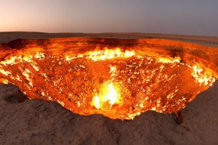 トルクメニスタンの「地獄の門」と呼ばれるクレーター、ついに炎が弱まる