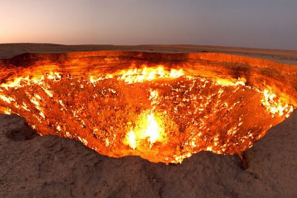 トルクメニスタンの「地獄の門」と呼ばれるクレーター、ついに炎が弱まる
