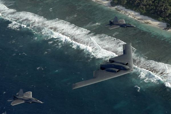 米軍の「B-2」ステルス爆撃機が、イランの核施設3カ所を攻撃
