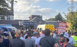 【イギリス】難民申請者が宿泊するホテルの前で、反移民デモが続く