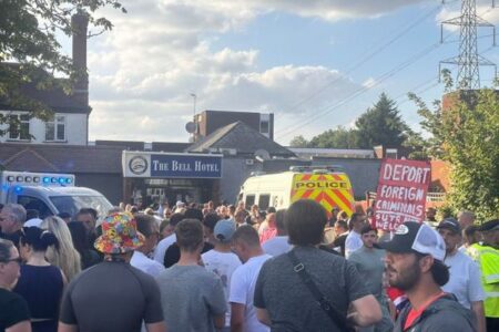 【イギリス】難民申請者が宿泊するホテルの前で、反移民デモが続く