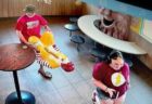 マクドナルドの「ロナルド」が白昼堂々、4人組に盗まれてしまう【動画】
