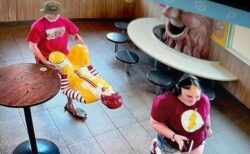 マクドナルドの「ロナルド」が白昼堂々、4人組に盗まれてしまう【動画】