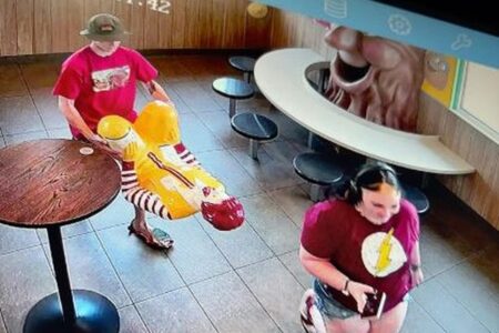 マクドナルドの「ロナルド」が白昼堂々、4人組に盗まれてしまう【動画】
