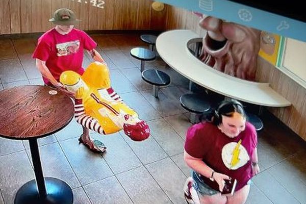 マクドナルドの「ロナルド」が白昼堂々、4人組に盗まれてしまう【動画】