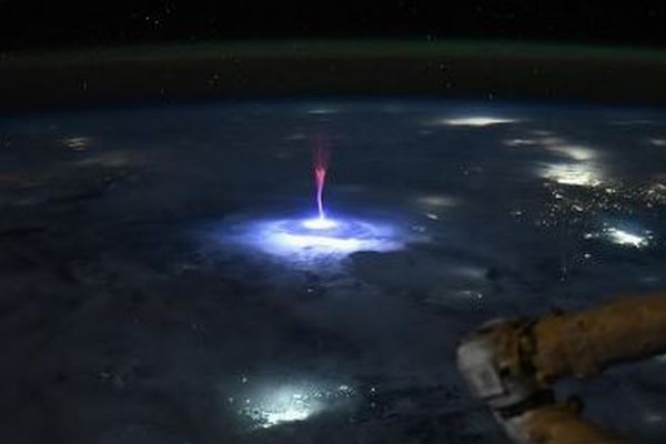 NASAの宇宙飛行士が、北米上空で巨大なクラゲのような「スプライト」を撮影