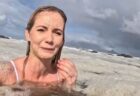 美人インフルエンサー、下水まみれの海で泳いでしまう【動画】