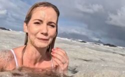 美人インフルエンサー、下水まみれの海で泳いでしまう【動画】