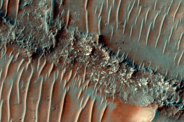 火星は想像以上に水が豊かだった?1万6000kmに及ぶ川床の痕跡を発見