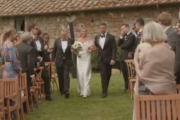 実の父親と継父が一緒にバージンロードで新婦をエスコート、結婚式の動画が話題に