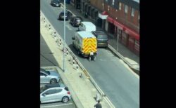 イギリスで車椅子の男性が警察車両に掴まり移動、動画が話題に