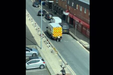 イギリスで車椅子の男性が警察車両に掴まり移動、動画が話題に