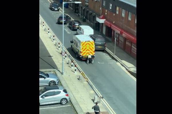 イギリスで車椅子の男性が警察車両に掴まり移動、動画が話題に