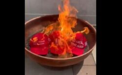 トランプ支持者がエプスタイン事件で批判、「MAGA」の帽子を燃やす【動画】