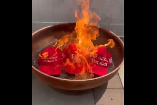 トランプ支持者がエプスタイン事件で批判、「MAGA」の帽子を燃やす【動画】