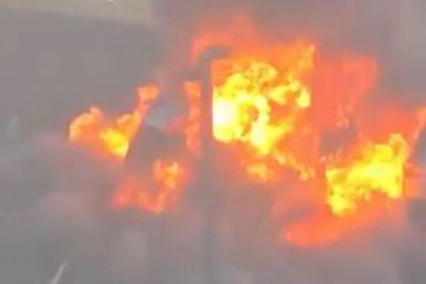 米・バージニア州で大規模な爆発事故が発生、車から大きな炎が立ち昇る【動画】