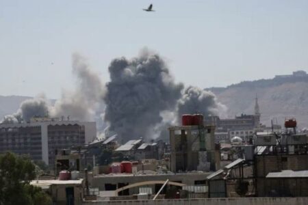 イスラエル軍がシリアの大統領官邸付近や国防省を空爆、3人が死亡、34人が負傷