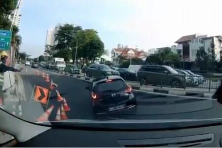 シンガポールで道路が陥没、車が飲み込まれる瞬間を撮影【動画】