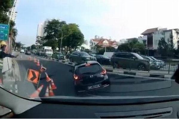 シンガポールで道路が陥没、車が飲み込まれる瞬間を撮影【動画】