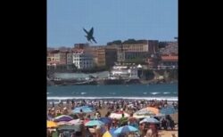 スペインの戦闘機がビーチで超低空飛行、海水浴客もびっくり【動画】
