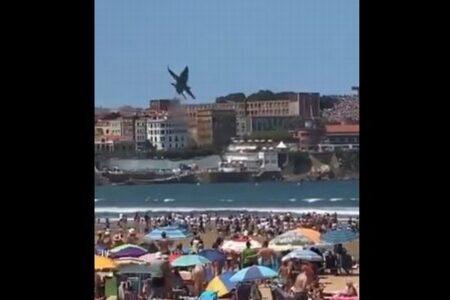 スペインの戦闘機がビーチで超低空飛行、海水浴客もびっくり【動画】