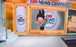 これは痛すぎる！CNNの番組で、ゲストがバク転を派手に失敗【動画】
