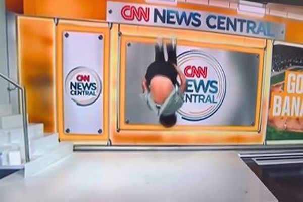 これは痛すぎる!CNNの番組で、ゲストがバク転を派手に失敗【動画】