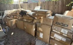 「Amazon」の荷物が間違って配達され続け、女性の自宅に山積みとなる