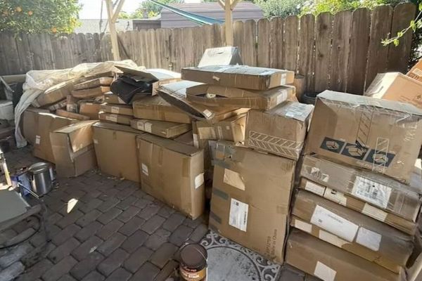 「Amazon」の荷物が間違って配達され続け、女性の自宅に山積みとなる