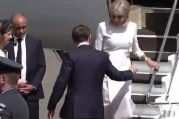 まだ喧嘩中?マクロン大統領、夫人に手を差し伸べるも、無視されてしまう