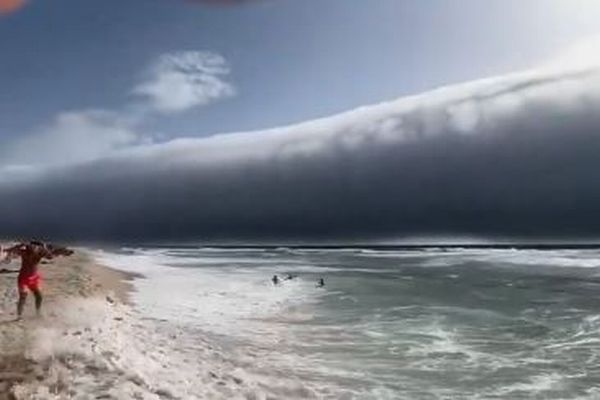 ポルトガルの海岸に、珍しいロール状の雲が出現【動画】