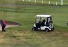 トランプ氏がゴルフでインチキ？キャディーがさりげなくボールを落とす【動画】