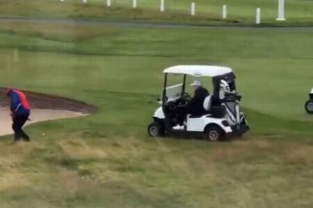 トランプ氏がゴルフでインチキ？キャディーがさりげなくボールを落とす【動画】